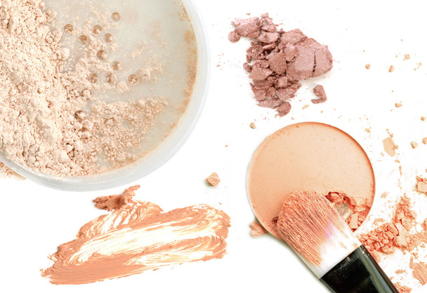 Collage di cosmetici fondazione polvere su sfondo bianco. Concetto di bellezza e trucco
. - Foto, immagini