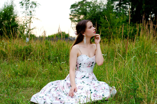 красивая девушка в белом платье - Фото, изображение