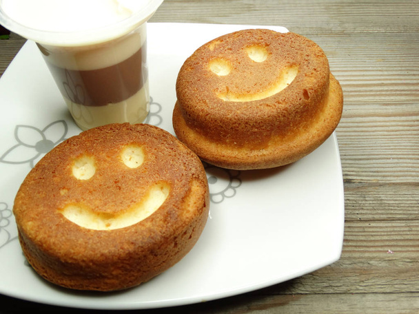 torte alimentari creative con divertente sorriso forma di faccia
 - Foto, immagini