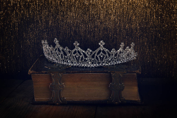 low key of diamond queen crown on old book - Φωτογραφία, εικόνα
