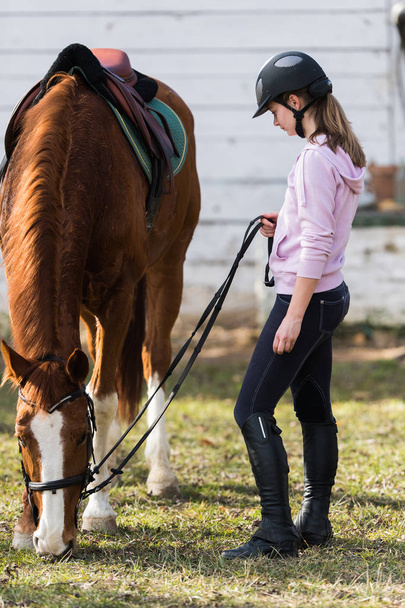 Fiatal lány készül ló lovagol - Fotó, kép