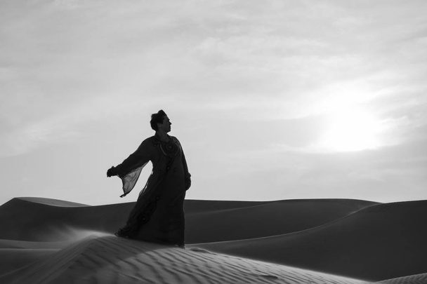 Desert Photography, modelo sênior vestindo vestido árabe, Rub 'al Khali, Abu Dhabi, Emirados Árabes Unidos
 - Foto, Imagem
