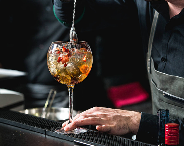 bartender fazendo coquetel refrescante com morangos isolados em um fundo bar
 - Foto, Imagem
