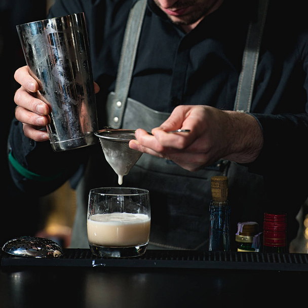 Barmen bir bar dinlendirici kokteyl yapmak arka plan - Fotoğraf, Görsel