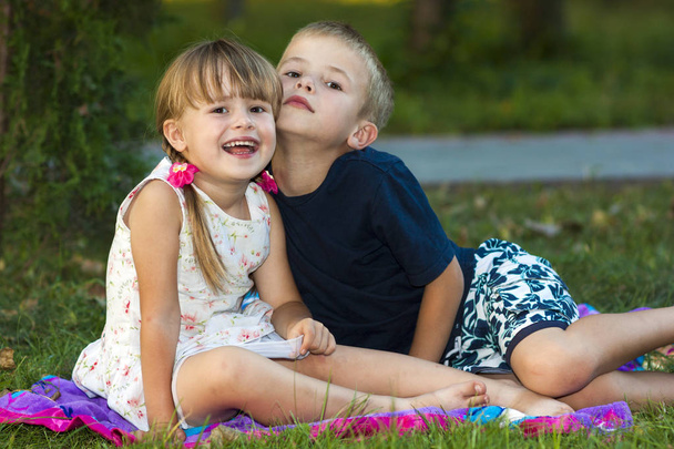 Портрет двух детей мальчика и девочки, сидящих брат и сестра
 - Фото, изображение