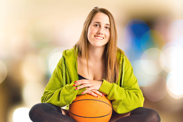 krásná mladá dívka, která nosí městského stylu s basketbal - Fotografie, Obrázek