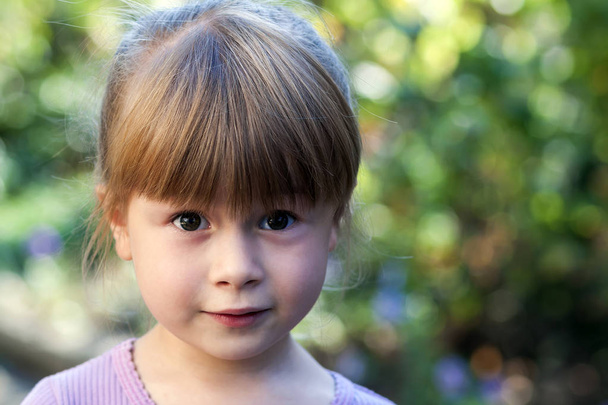 Portrait of little girl with surprised expression on face - Foto, imagen