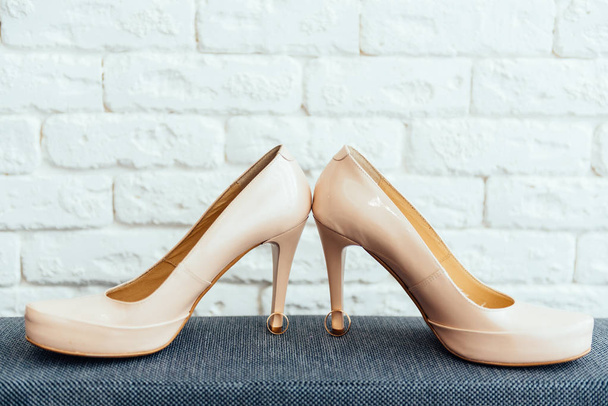 Shoes of the bride near wedding rings - Foto, Imagen