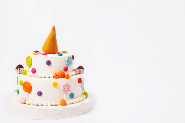Игрушечный торт на белом фоне
 - Фото, изображение