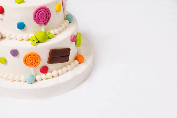 Torta de juguete sobre un fondo blanco
 - Foto, Imagen