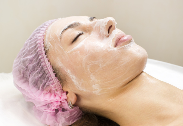 Proceso mascarilla cosmética de masajes y tratamientos faciales
  - Foto, Imagen