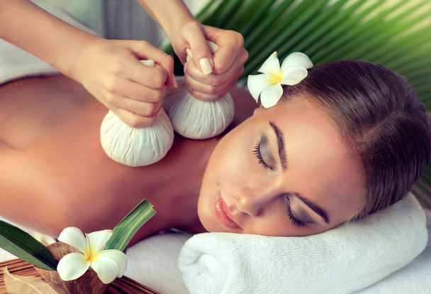 femme ayant massage dans le salon de spa  - Photo, image