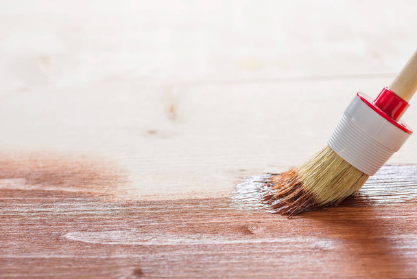 η διαδικασία της ζωγραφικής μια ξύλινη επιφάνεια - Φωτογραφία, εικόνα