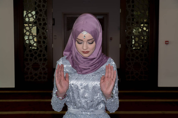 muslimská dívka modlí - Fotografie, Obrázek