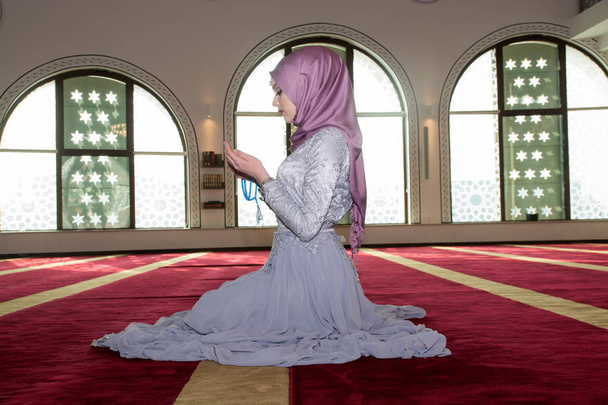 Joven musulmana rezando
 - Foto, Imagen