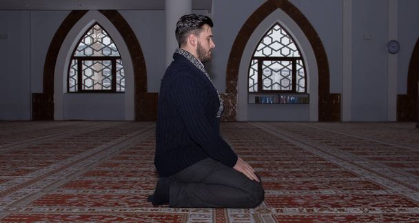 Homem muçulmano reza na mesquita
 - Foto, Imagem