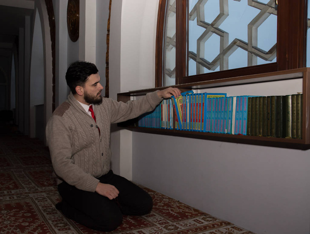 Mladý muslim se modlí - Fotografie, Obrázek