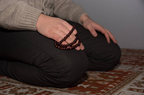 Junger muslimischer Mann betet - Foto, Bild
