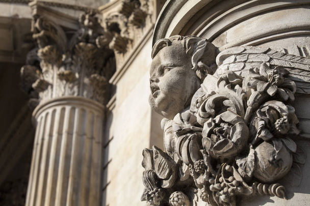 Detailed Carvings on the Exterior of St. Pauls Cathedral in Lond - 写真・画像