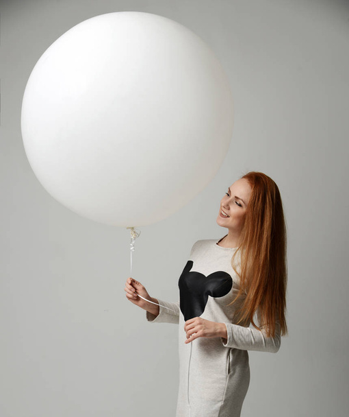 Joven chica feliz con enorme globo blanco grande como regalo para bi
 - Foto, Imagen