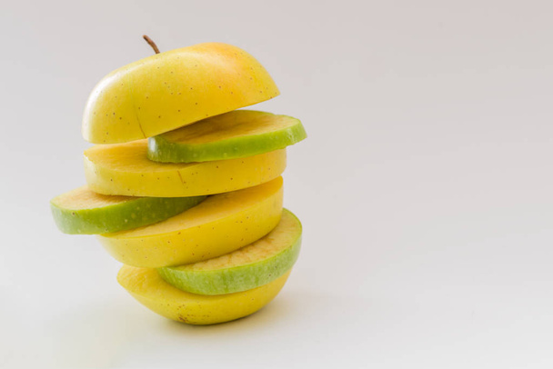Manzana amarilla sobre fondo blanco
 - Foto, Imagen