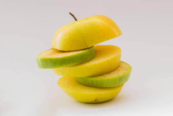 Жовте яблуко на білому тлі
 - Фото, зображення