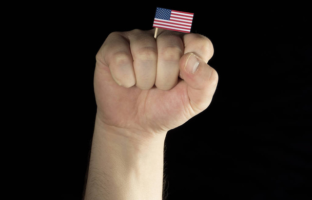Mies käsi nyrkki Yhdysvaltain lipun eristetty musta backgrou
 - Valokuva, kuva
