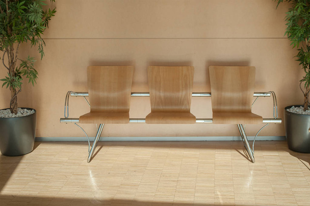 allineamento sedia in legno in sala d'attesa
 - Foto, immagini