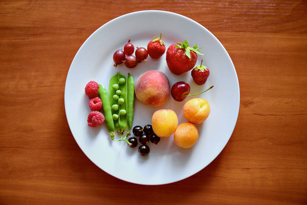 en un plato blanco grande son diferentes frutas y bayas
 - Foto, Imagen