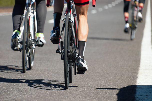 Az aszfalt úton kerékpáros verseny - Fotó, kép
