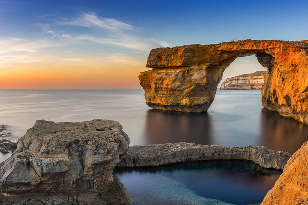 Gozo, Malta - západ slunce na krásné azurové okno, přírodní památka oblouk a slavné na ostrově Gozo - Fotografie, Obrázek