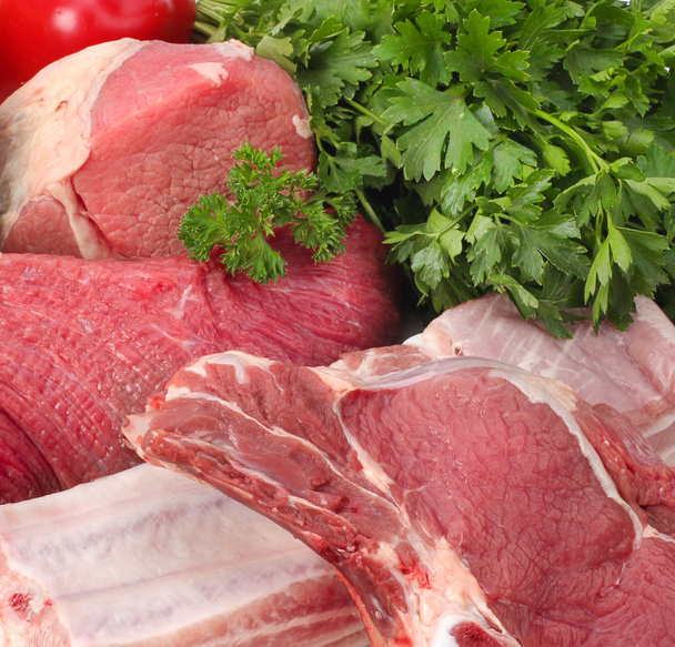 Ассортимент сырого мяса с овощами
 - Фото, изображение