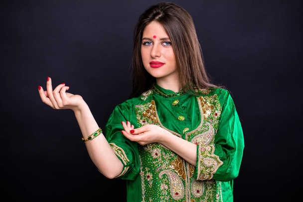 Portrait of beautiful eastern woman in green sari - Foto, imagen