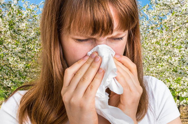 Donna con allergia vicino alberi da fiore
 - Foto, immagini
