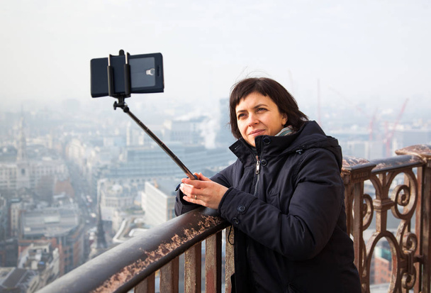 γυναίκα παίρνει μια selfie από την ταράτσα του Καθεδρικός Ναός Αγίου Παύλου - Φωτογραφία, εικόνα