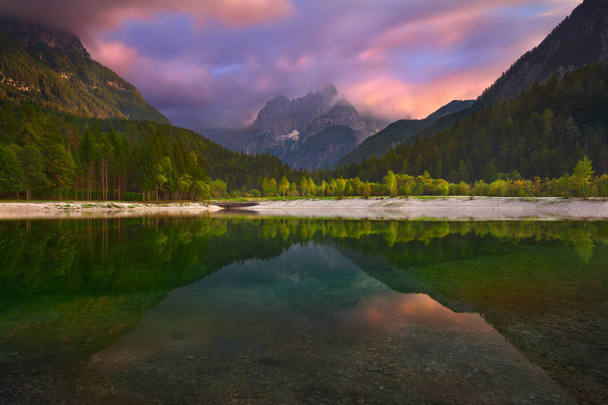 Вид на красивое горное озеро и пеки на закате
  - Фото, изображение