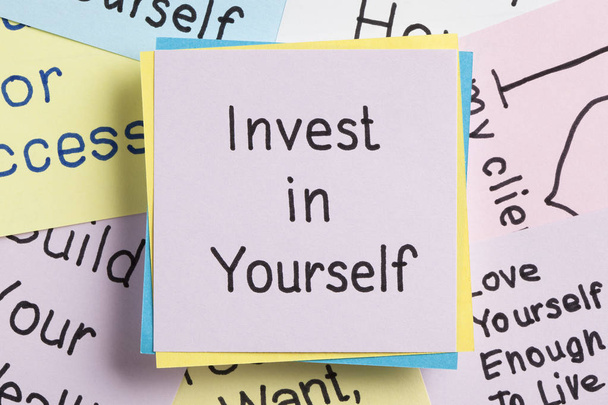 Investeren in jezelf op een notitie geschreven - Foto, afbeelding