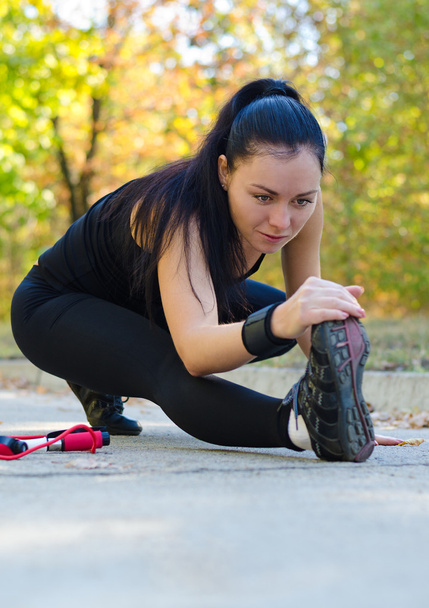 Mujer estirándose antes de entrenar
 - Foto, Imagen