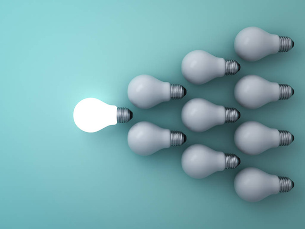 Une ampoule lumineuse se détachant des ampoules incandescentes non allumées sur fond vert, leadership et concept différent
 - Photo, image