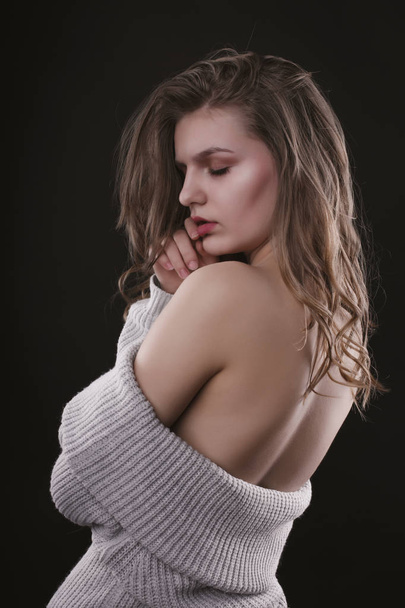 romantische junge Frau mit nackten Schultern und geschlossenen Augen - Foto, Bild
