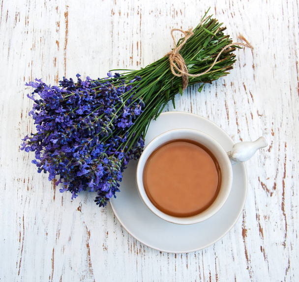 Φλιτζάνι τσάι και λεβάντα λουλούδια - Φωτογραφία, εικόνα