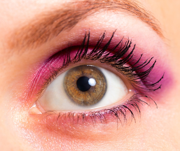 Occhio marrone con trucco rosa brillante e viola
 - Foto, immagini
