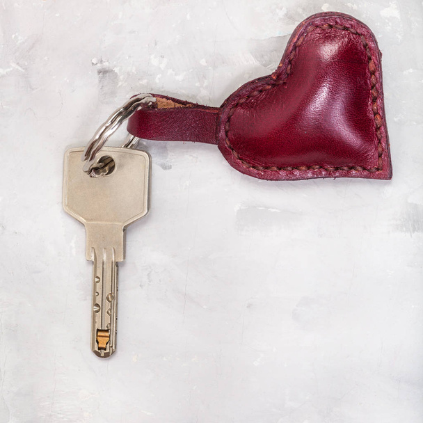 kulcs-val bőr szív alakú csecsebecse a beton - Fotó, kép