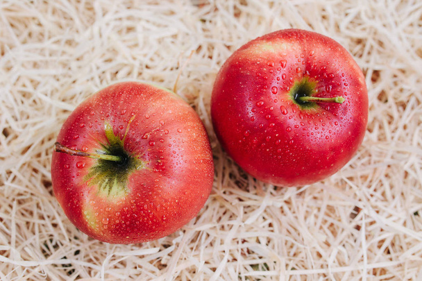 Rode appels in houtkrullen - Foto, afbeelding