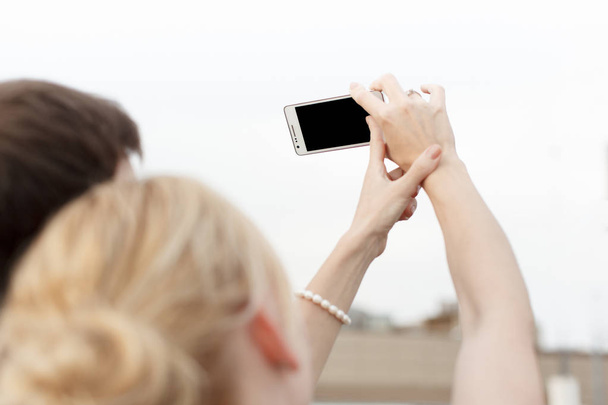 Kız telefonu ellerinde tutan kişi ile ve PICT al - Fotoğraf, Görsel