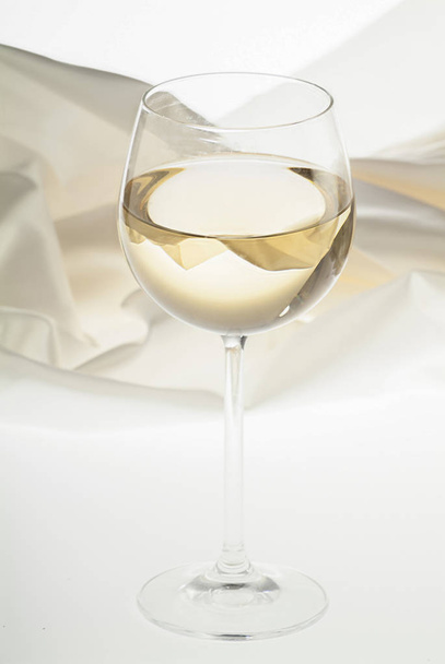Vino blanco sobre fondo blanco
 - Foto, imagen