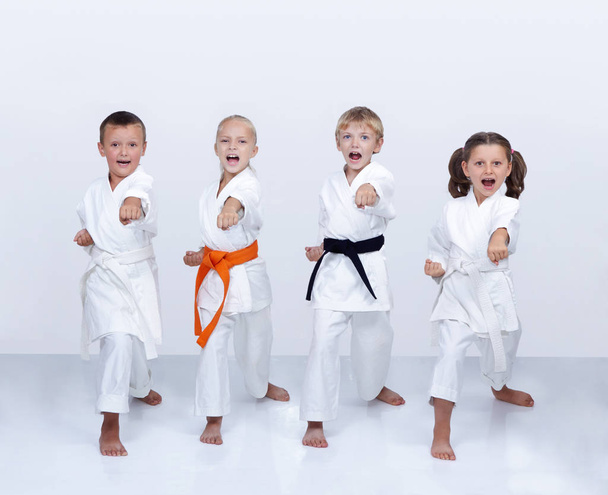 V karategi, sportovci jsou výcvik úder ramenem - Fotografie, Obrázek