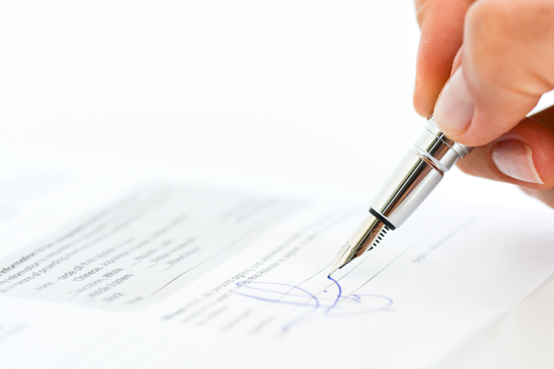 Firmar un contrato o acuerdo con un bolígrafo
 - Foto, Imagen