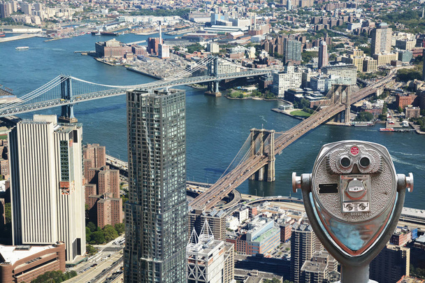 Telescopio turístico contra Brooklyn Bridge y Manhattan Bridge, Nueva York, EE.UU.
 - Foto, imagen