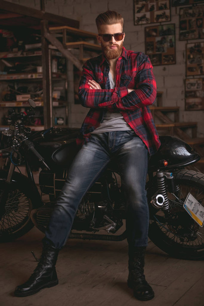 Guy in motorbike repair shop - Foto, immagini